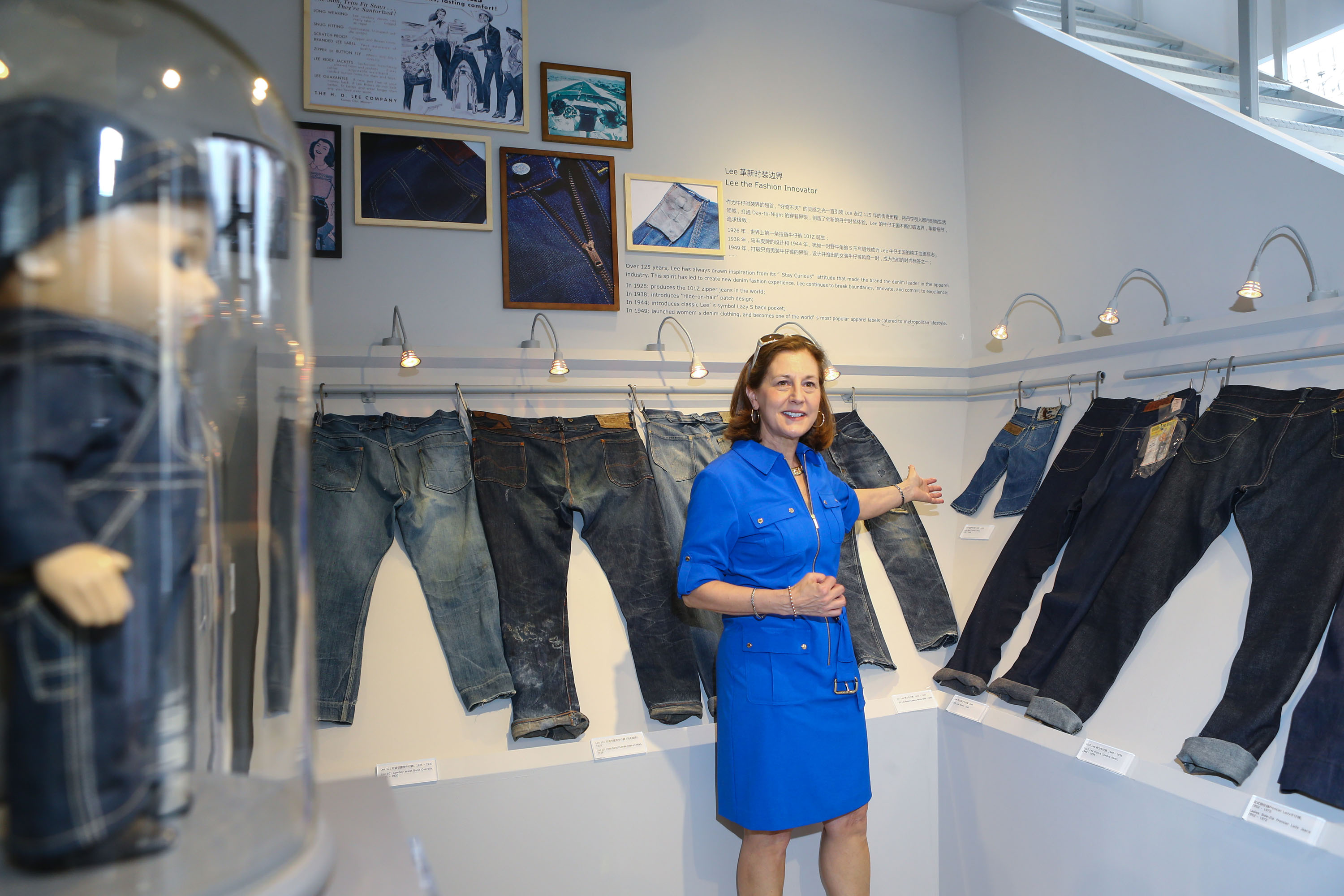 Jean gives tour in Beijing 4 2014